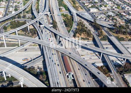 Los Angeles, Etats-Unis - 14 avril 2019: Century Harbour Freeway Interchange Highway America Traffic Roads vue aérienne à Los Angeles, Etats-Unis. Banque D'Images