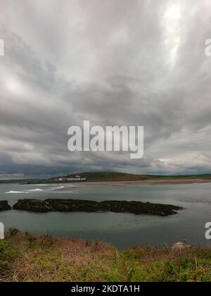 Vue sur la baie de Clonakilty par jour nuageux. Ciel sombre sur la mer. Magnifique paysage marin. Le littoral de l'Irlande. Banque D'Images