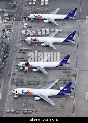 FedEx Cargo plusieurs avions s'alignent au centre de fret de l'aéroport LAX. FedEx avions à la rampe. Banque D'Images