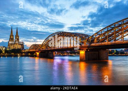 Cologne, Allemagne - 3 août 2021: Cathédrale de Cologne Skyline et pont Hohenzollern avec le Rhin en Allemagne la nuit à Cologne, Allemagne. Banque D'Images