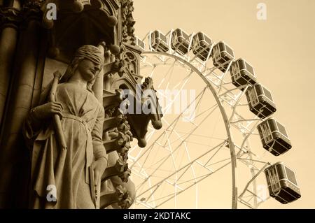 Grande roue de Noël en face de la cathédrale de Metz. Femme avec les yeux couverts statue sur la façade. Metz, France. Photo historique sépia Banque D'Images