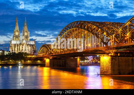 Cologne, Allemagne - 3 août 2021: Cathédrale de Cologne Skyline et pont Hohenzollern avec le Rhin en Allemagne la nuit à Cologne, Allemagne. Banque D'Images