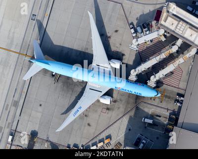 Korean Air Boeing 777 d'en haut. L'avion 77W de Korean Air est relié à l'embarquement des ponts à réaction. Avion 777-300ER de Korean Air HL8007. Banque D'Images