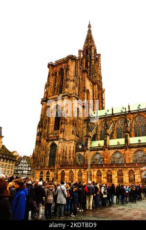STRASBOURG, FRANCE - 21 DÉCEMBRE 2015 : touristes en file d'attente pour entrer dans la cathédrale notre-Dame pendant les vacances de Noël. Banque D'Images