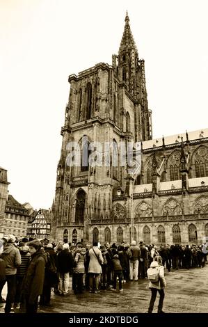 STRASBOURG, FRANCE - 21 DÉCEMBRE 2015 : touristes en file d'attente pour entrer dans la cathédrale notre-Dame pendant les vacances de Noël. Photo historique sépia Banque D'Images