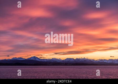 Coucher de soleil paysage côtier entre Trondheim et Kristiansund sur la côte norvégienne en janvier 2020 Banque D'Images