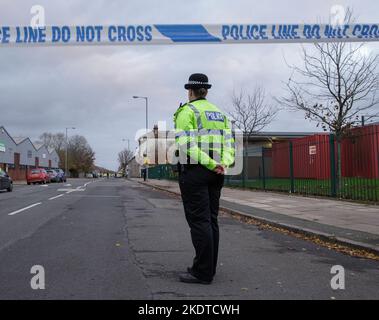 Une femme de police assistant à un incident à Liverpool, au Royaume-Uni Banque D'Images