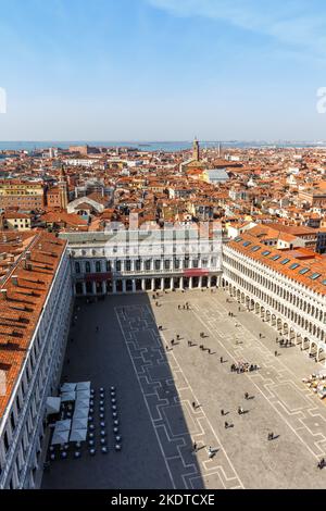 Venise, Italie - 21 mars 2022: Place Saint Marc Piazza San Marco d'en haut vue d'ensemble Voyage de vacances ville Portrait à Venise, Italie. Banque D'Images