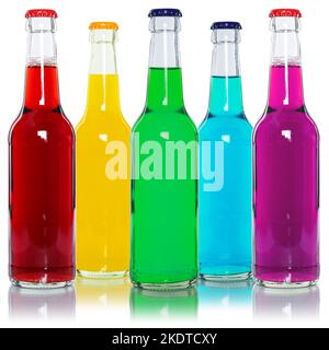 Stuttgart, Allemagne - 4 novembre 2021: Boissons soda Cola boissons gazeuses en bouteilles exemption isolée à Stuttgart, Allemagne. Banque D'Images