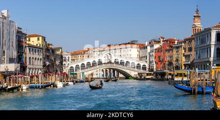 Venise, Italie - 20 mars 2022: Pont du Rialto Pont du Rialto sur le canal Grand Canal avec télécabine Voyage de vacances Panorama de la ville à Venise, Italie. Banque D'Images