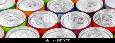 Stuttgart, Allemagne - 15 novembre 2021: Boissons soda Cola Soft Drinks in canettes boissons canettes Panorama à Stuttgart, Allemagne. Banque D'Images