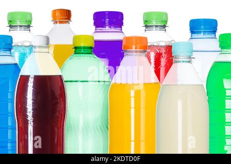 Stuttgart, Allemagne - 4 novembre 2021: Boissons soda Cola boissons gazeuses en bouteilles exemption isolée à Stuttgart, Allemagne. Banque D'Images