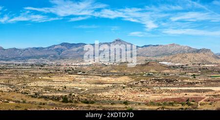 Alicante, Espagne - 16 février 2022: Sierra Del CID Paysage près d'Alicante montagnes Alacant Panorama de montagne à Alicante, Espagne. Banque D'Images