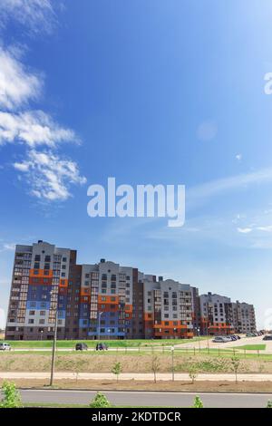 Immeuble moderne et neuf. Multisttoried, moderne, nouveau et élégant bloc de vie des appartements. Immobilier. Nouvelle maison. Bloc de plats récemment construit dans Banque D'Images