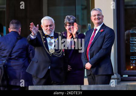 Le Lord maire de Leeds le conseiller Bob Gettings attend d'accueillir le roi Charles III devant la galerie d'art à la tête du centre-ville de Leeds Banque D'Images