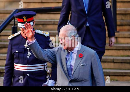 King Charles III à l'extérieur de la bibliothèque centrale et de la galerie d'art de Leeds lors de sa première visite dans le Yorkshire en tant que Roi. Banque D'Images