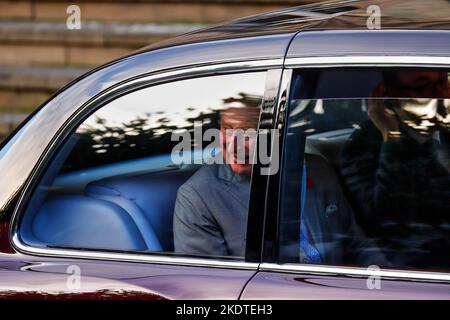 King Charles III à l'extérieur de la bibliothèque centrale et de la galerie d'art de Leeds lors de sa première visite dans le Yorkshire en tant que Roi. Banque D'Images