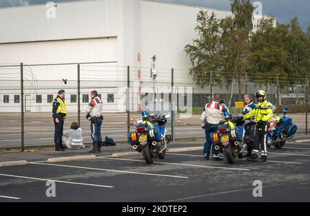 Aéroport de Schiphol Amsterdam, pays-Bas, 05.11.2022 ans, des policiers néerlandais se trouvant à la clôture endommagée lors de manifestations massives contre les activistes du climat Banque D'Images