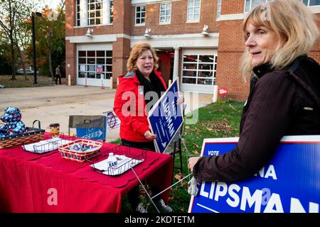 Alexandrie, Vereinigte Staaten. 08th novembre 2022. Alors que les Américains se dirigent vers les urnes pour voter aux élections de mi-mandat de 2022, la candidate républicaine à la Chambre des représentants des États-Unis Karina Lipsman, bénévole de campagne Carman Olson, à gauche, accueille les électeurs à l'extérieur du poste 4 du quartier général du Service des incendies d'Alexandrie, à Alexandrie, en Virginie, mardi, 8 novembre 2022. Credit: Rod Lamkey/CNP/dpa/Alay Live News Banque D'Images