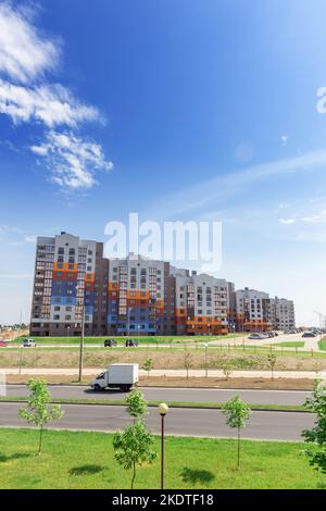 Immeuble moderne et neuf. Multisttoried, moderne, nouveau et élégant bloc de vie des appartements. Immobilier. Nouvelle maison. Bloc de plats récemment construit dans Banque D'Images