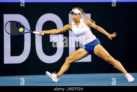 Yulia Putintseva, du Kazakhstan, en action contre Katie Boulter, de Grande-Bretagne, lors du premier jour du match du groupe Billie Jean King Cup entre le Kazakhstan et la Grande-Bretagne à l'Emirates Arena, Glasgow. Date de publication : mardi 8 novembre 2022. Banque D'Images