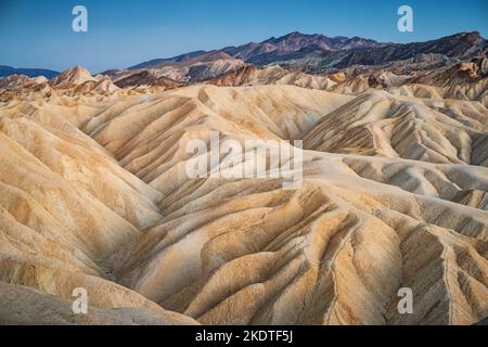 Zabriskie point dans le parc national de la Vallée de la mort, Californie, États-Unis au crépuscule. Banque D'Images