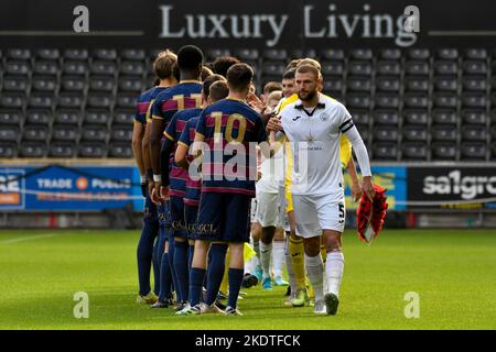 Swansea, pays de Galles. 8 novembre 2022. Brandon Cooper, de Swansea City, porte une couronne du jour du souvenir lors des poignées de main avant le match avant le match de la Professional Development League entre Swansea City moins de 21 ans et Queens Park Rangers moins de 21 ans au stade Swansea.com de Swansea, au pays de Galles, au Royaume-Uni, le 8 novembre 2022. Crédit : Duncan Thomas/Majestic Media/Alay Live News. Banque D'Images