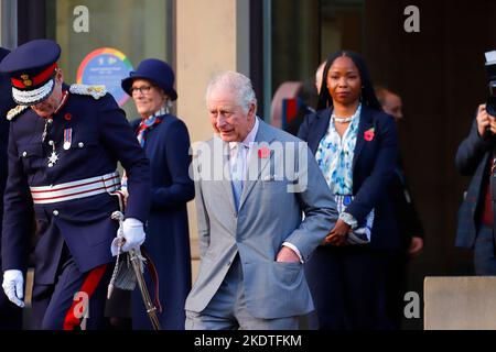 King Charles III à l'extérieur de la bibliothèque centrale et de la galerie d'art de Leeds lors de sa première visite dans le Yorkshire en tant que Roi. Banque D'Images