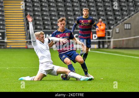 Swansea, pays de Galles. 8 novembre 2022. Steven Bala de Queens Park Rangers est abordé par Josh Thomas de Swansea City lors du match de la Ligue de développement professionnel entre Swansea City moins de 21 ans et Queens Park Rangers moins de 21 ans au stade Swansea.com de Swansea, au pays de Galles, au Royaume-Uni, le 8 novembre 2022. Crédit : Duncan Thomas/Majestic Media/Alay Live News. Banque D'Images