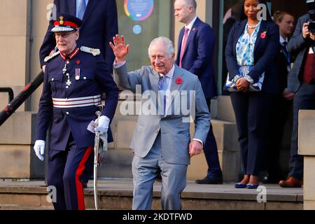 King Charles III à l'extérieur de la bibliothèque centrale et de la galerie d'art de Leeds lors de sa première visite dans le Yorkshire en tant que Roi. Banque D'Images