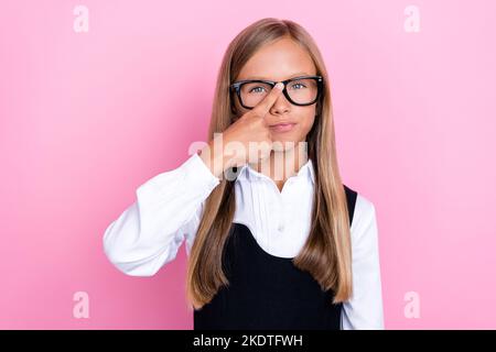 Photo de concentré joli contact de fille lunettes porter des vêtements stylés idée plan dilemme isolé sur fond de couleur rose Banque D'Images