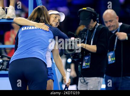 Yulia Putintseva, du Kazakhstan, célèbre la victoire contre Katie Boulter, de Grande-Bretagne, lors de la première journée du match du groupe Billie Jean King Cup entre le Kazakhstan et la Grande-Bretagne à l'Emirates Arena, Glasgow. Date de publication : mardi 8 novembre 2022. Banque D'Images