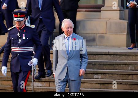 King Charles III à l'extérieur de la bibliothèque centrale et de la galerie d'art de Leeds lors de sa première visite dans le Yorkshire en tant que Roi. Banque D'Images