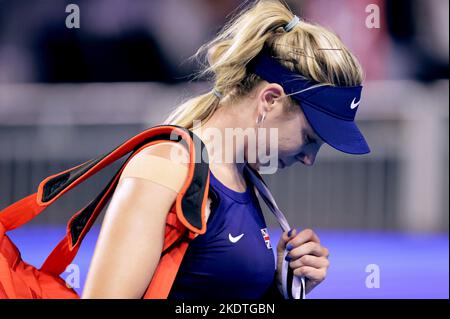 Katie Boulter, de Grande-Bretagne, réagit après la défaite de Yulia Putintseva, au Kazakhstan, au cours du premier jour du match du groupe Billie Jean King Cup entre le Kazakhstan et la Grande-Bretagne à l'Emirates Arena, à Glasgow. Date de publication : mardi 8 novembre 2022. Banque D'Images