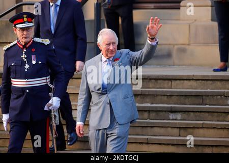 King Charles III à l'extérieur de la bibliothèque centrale et de la galerie d'art de Leeds lors de sa première visite dans le Yorkshire en tant que Roi. Banque D'Images