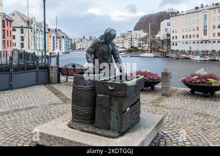 Statue en bronze de Harbourside d'une pêcherie triant à travers une prise de poisson d'un jour. Alesund, Fjords de l'Ouest, Norvège, Scandinavie Banque D'Images