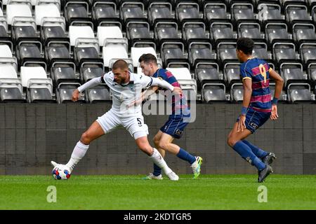 Swansea, pays de Galles. 8 novembre 2022. Brandon Cooper, de Swansea City, a relevé le défi de Stan Flaherty, de Queens Park Rangers, lors du match de la Professional Development League entre Swansea City moins de 21 ans et Queens Park Rangers moins de 21 ans, au stade Swansea.com de Swansea, au pays de Galles, au Royaume-Uni, le 8 novembre 2022. Crédit : Duncan Thomas/Majestic Media/Alay Live News. Banque D'Images