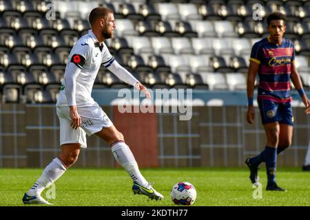 Swansea, pays de Galles. 8 novembre 2022. Brandon Cooper de Swansea City en action pendant le match de la Ligue de développement professionnel entre Swansea City moins de 21 ans et Queens Park Rangers moins de 21 ans au stade Swansea.com à Swansea, pays de Galles, Royaume-Uni, le 8 novembre 2022. Crédit : Duncan Thomas/Majestic Media/Alay Live News. Banque D'Images