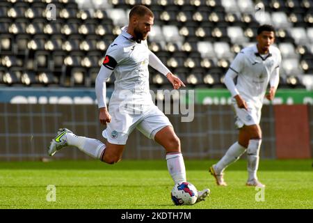 Swansea, pays de Galles. 8 novembre 2022. Brandon Cooper de Swansea City en action pendant le match de la Ligue de développement professionnel entre Swansea City moins de 21 ans et Queens Park Rangers moins de 21 ans au stade Swansea.com à Swansea, pays de Galles, Royaume-Uni, le 8 novembre 2022. Crédit : Duncan Thomas/Majestic Media/Alay Live News. Banque D'Images