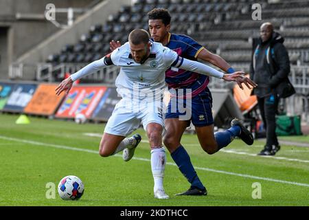 Swansea, pays de Galles. 8 novembre 2022. Brandon Cooper, de Swansea City, protège le ballon d'Alfie Lloyd de Queens Park Rangers lors du match de la Professional Development League entre Swansea City moins de 21 ans et Queens Park Rangers moins de 21 ans au stade Swansea.com de Swansea, au pays de Galles, au Royaume-Uni, le 8 novembre 2022. Crédit : Duncan Thomas/Majestic Media/Alay Live News. Banque D'Images