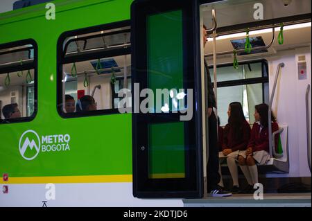 Les gens regardent le prototype de la voiture de métro de Bogota lors de l'événement de dévoilement de la voiture de métro de Bogota alors que le réseau de métro de Bogota commence des travaux o être mis à la disposition du public en 2026. Photo de: CHEPA Beltran/long Visual Press Banque D'Images