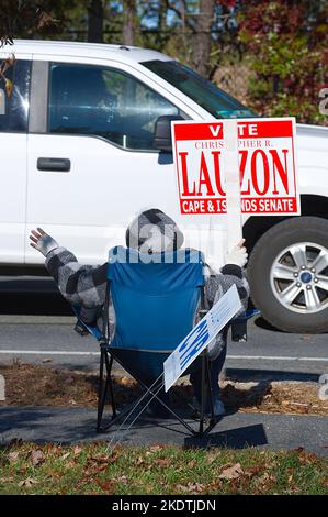 Le jour des élections de mi-mandat - États-Unis -- Une femme porte un panneau devant le bureau de vote de Barnstable, Massachusetts, États-Unis sur Cape Cod Banque D'Images