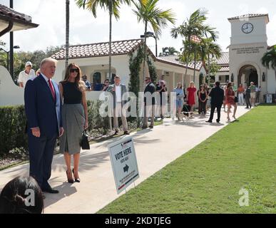 Palm Beach, États-Unis. 08th novembre 2022. L'ancien président des États-Unis Donald Trump et l'ancienne première dame des États-Unis Melania Trump s'entretenir avec les médias après avoir voté au Morton and Barbara Mandel Recreation Center, Palm Beach, Floride, mardi, 8 novembre, 2022. Photo de Gary I Rothstein/UPI crédit: UPI/Alay Live News Banque D'Images