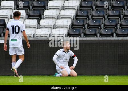 Swansea, pays de Galles. 8 novembre 2022. Josh Thomas de Swansea City pendant le match de la Professional Development League entre Swansea City moins de 21 ans et Queens Park Rangers moins de 21 ans au stade Swansea.com à Swansea, pays de Galles, Royaume-Uni, le 8 novembre 2022. Crédit : Duncan Thomas/Majestic Media/Alay Live News. Banque D'Images