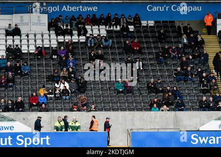 Swansea, pays de Galles. 8 novembre 2022. La foule lors du match de la Professional Development League entre Swansea City moins de 21 ans et Queens Park Rangers moins de 21 ans au stade Swansea.com à Swansea, pays de Galles, Royaume-Uni, le 8 novembre 2022. Crédit : Duncan Thomas/Majestic Media/Alay Live News. Banque D'Images