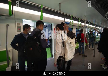 Les gens regardent le prototype de la voiture de métro de Bogota lors de l'événement de dévoilement de la voiture de métro de Bogota alors que le réseau de métro de Bogota commence des travaux o être mis à la disposition du public en 2026. Photo de: CHEPA Beltran/long Visual Press Banque D'Images