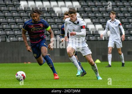 Swansea, pays de Galles. 8 novembre 2022. Joel Cotterill de Swansea City sous la pression de Trent Rendall de Queens Park Rangers lors du match de la Professional Development League entre Swansea City moins de 21 ans et Queens Park Rangers moins de 21 ans au stade Swansea.com de Swansea, au pays de Galles, au Royaume-Uni, le 8 novembre 2022. Crédit : Duncan Thomas/Majestic Media/Alay Live News. Banque D'Images