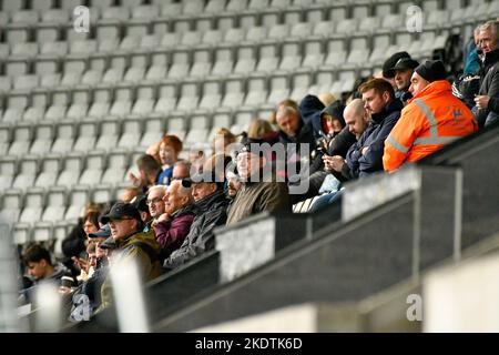 Swansea, pays de Galles. 8 novembre 2022. La foule lors du match de la Professional Development League entre Swansea City moins de 21 ans et Queens Park Rangers moins de 21 ans au stade Swansea.com à Swansea, pays de Galles, Royaume-Uni, le 8 novembre 2022. Crédit : Duncan Thomas/Majestic Media/Alay Live News. Banque D'Images