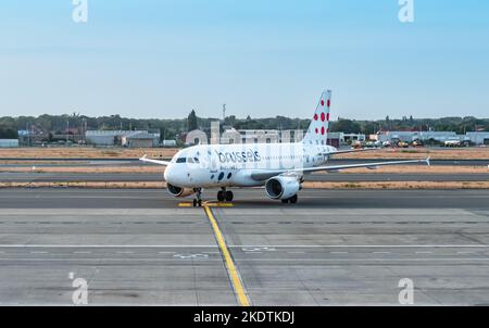 BRUXELLES, BELGIQUE - 31 AOÛT 2022 : l'avion de transport de passagers de Brussels Airlines arrive sur la piste de l'aéroport de Bruxelles, Zaventem. Banque D'Images