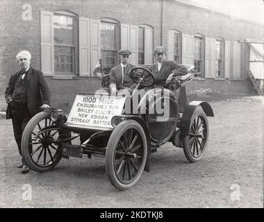 Thomas Edison et le capitaine W. Langdon et Frank McGuiness imprimés sur la course d'endurance de 1000 miles - 1910 Banque D'Images